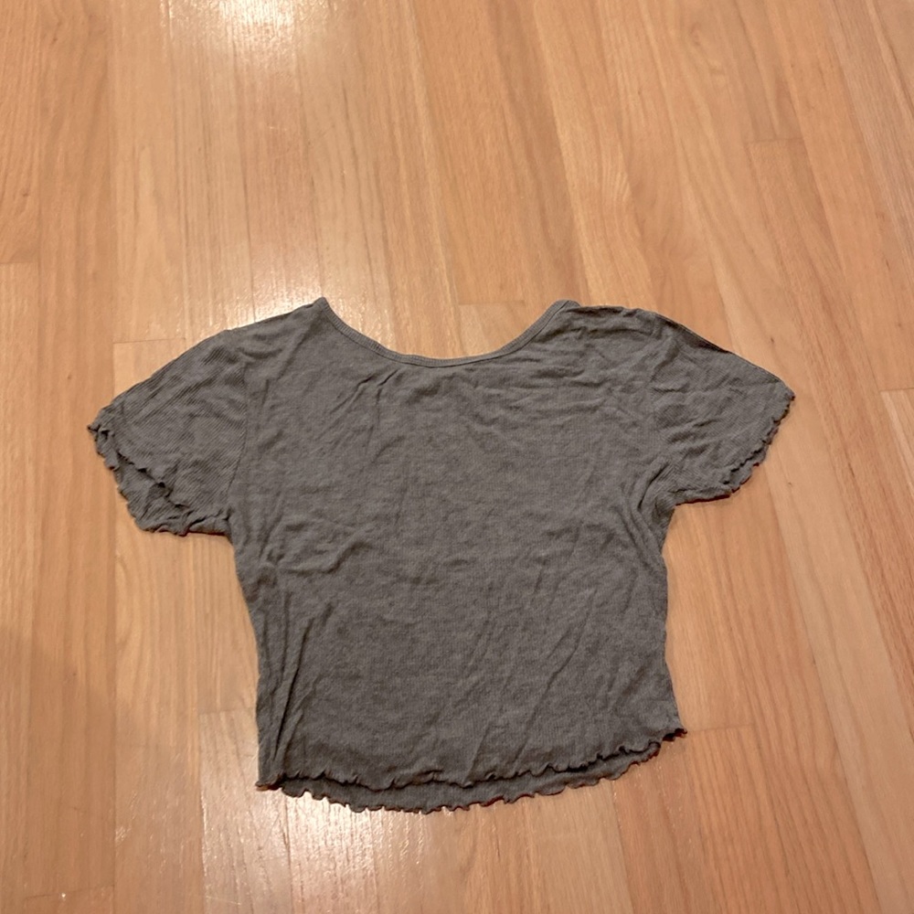 Gray crop top shirt